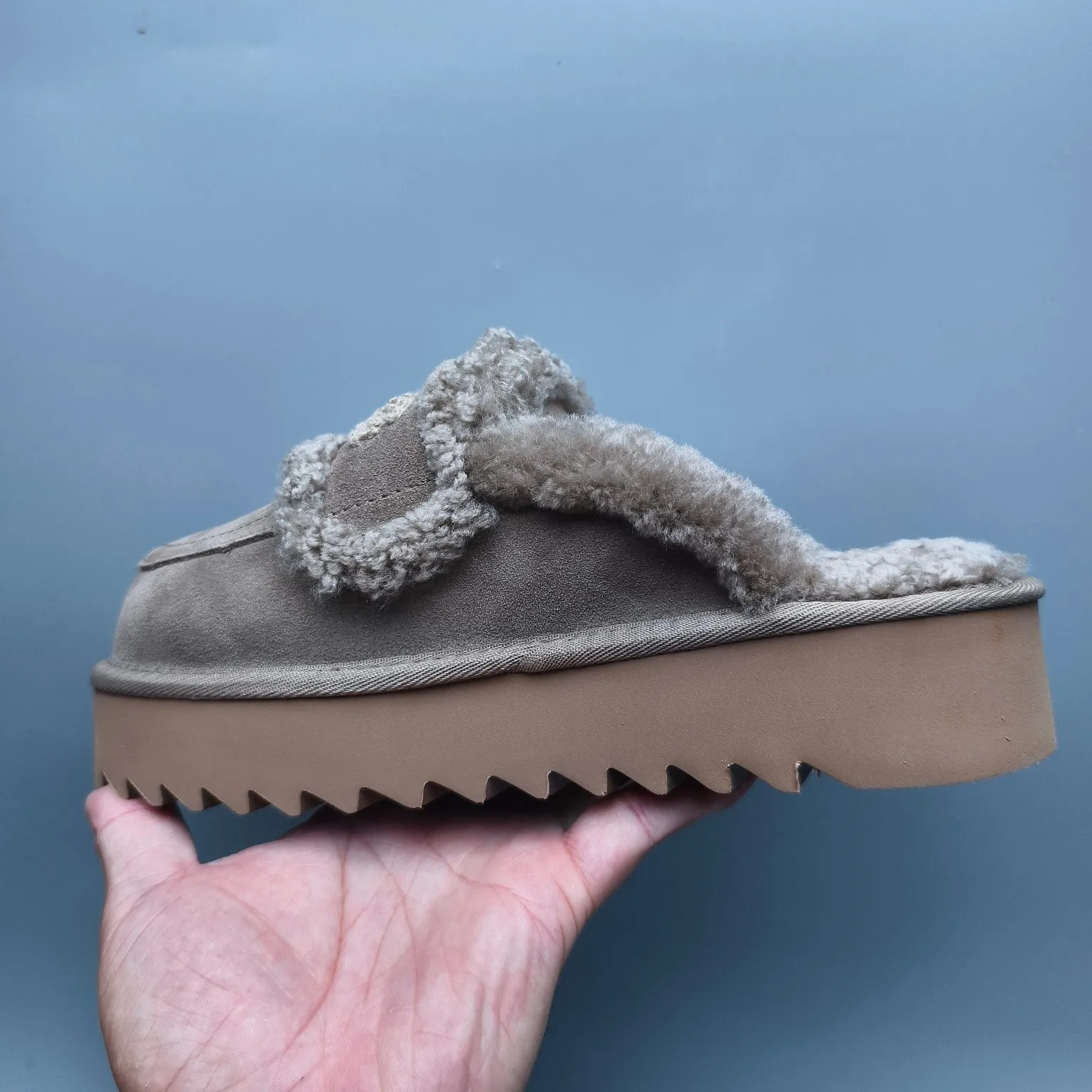 💰480 UGG sheepskin all-in-one snow boots 1208 Thick-soled curly fur casual fur flip flops with large logo Color: maroon sand antelope brown black chocolate Code number: 35-40 yards